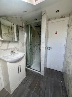 Room Halley Road in Greater London