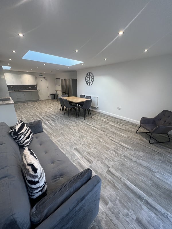 Room Halley Road in Greater London