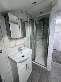 Room Halley Road in Greater London