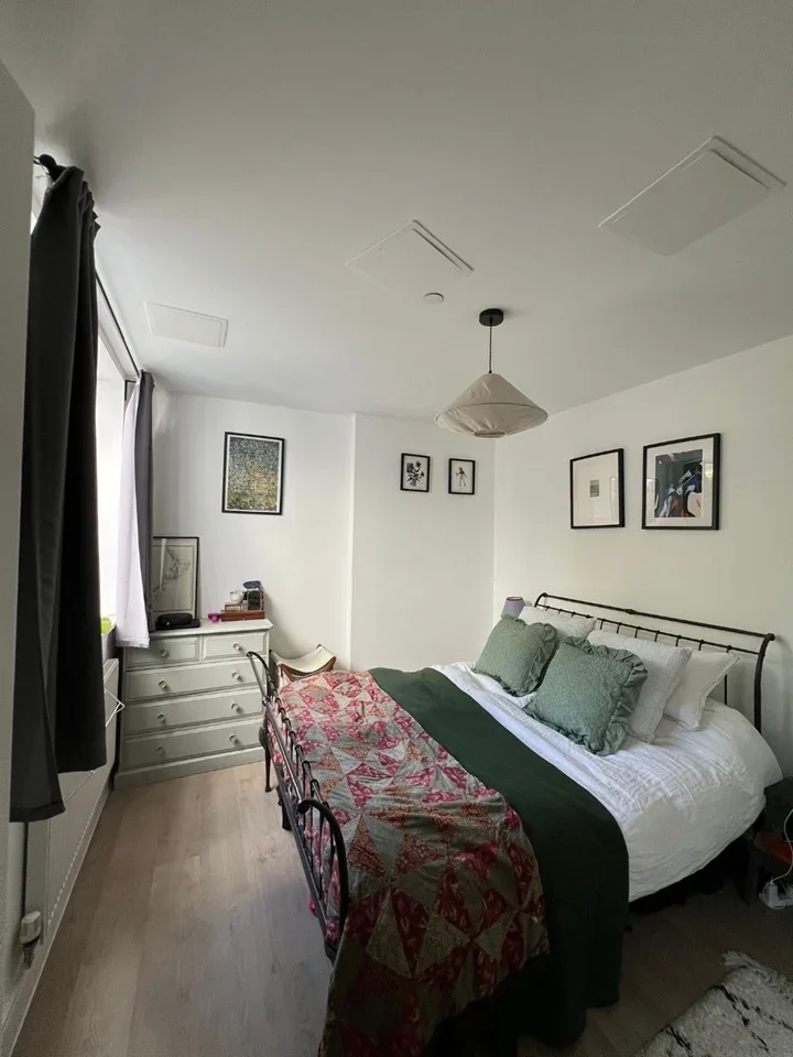 Flat Lawrence Yard in Greater London