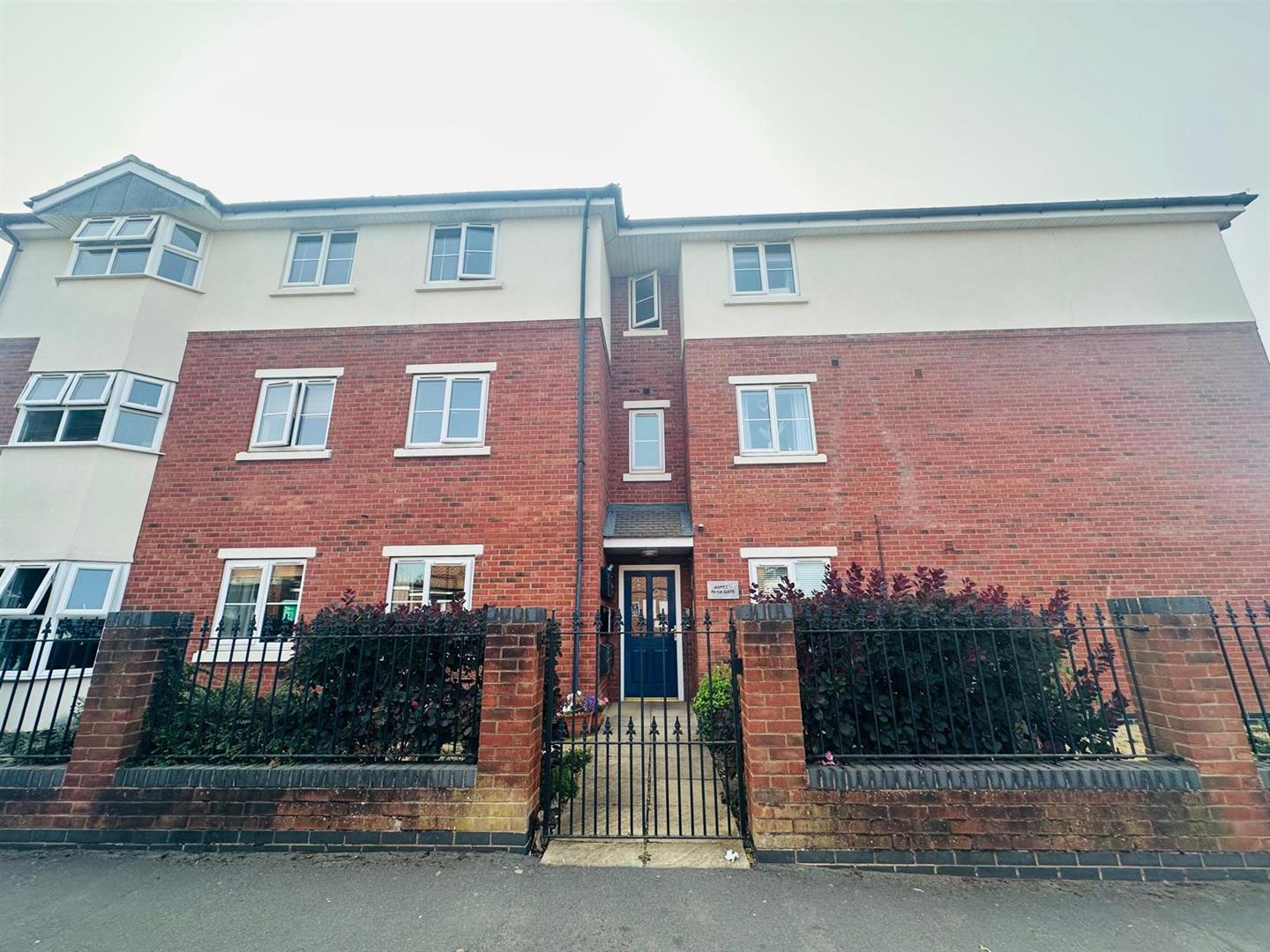 Flat St Nicolas Park Drive in Nuneaton and Bedworth