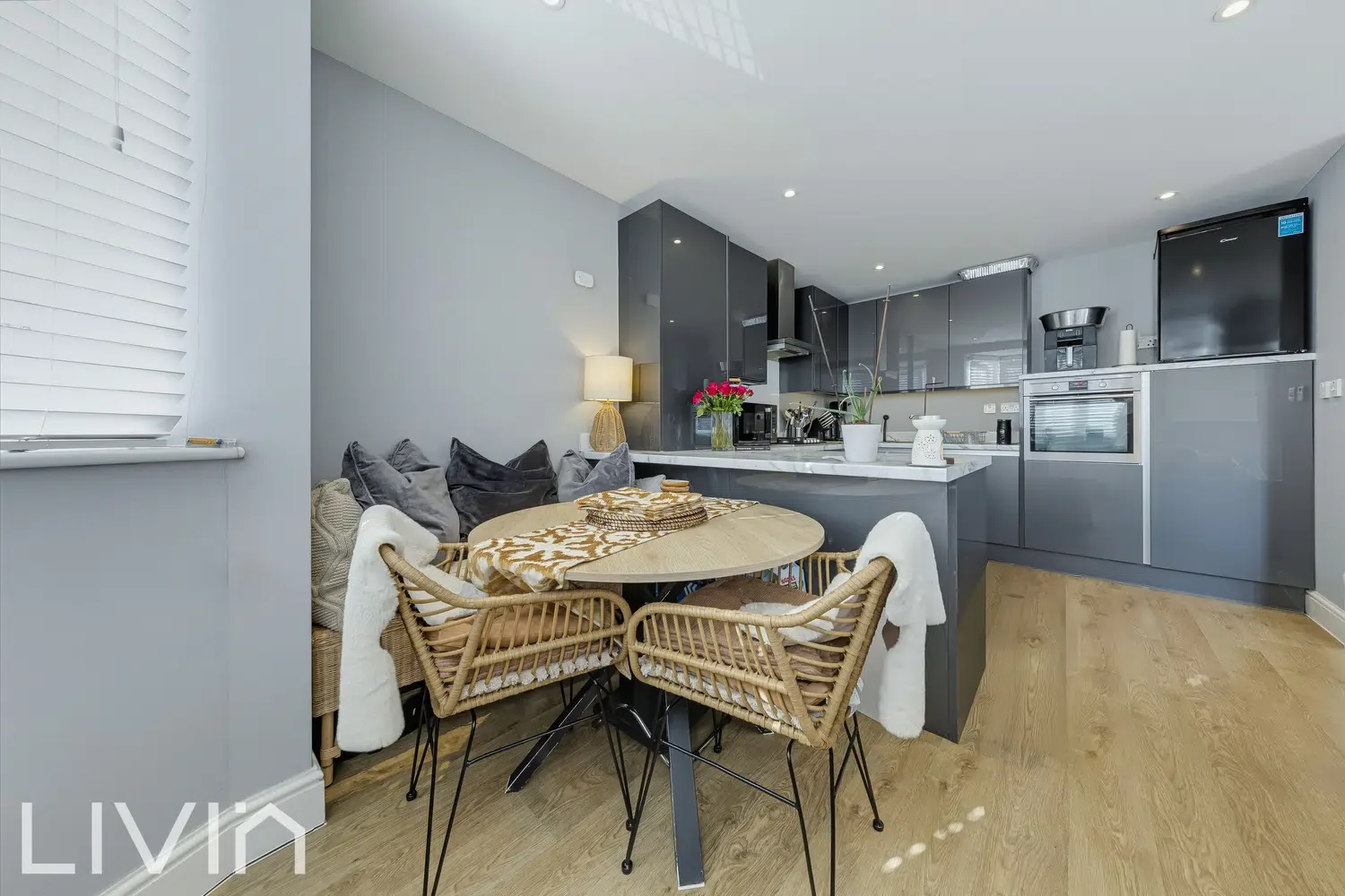 Flat Warham Road in Greater London
