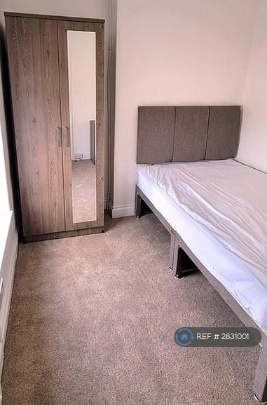 Room Meadow Street in Pontypridd