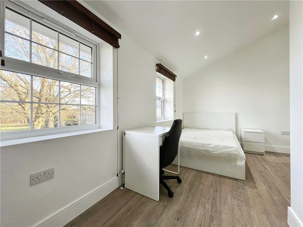 Room Hawksway in Borough of Spelthorne