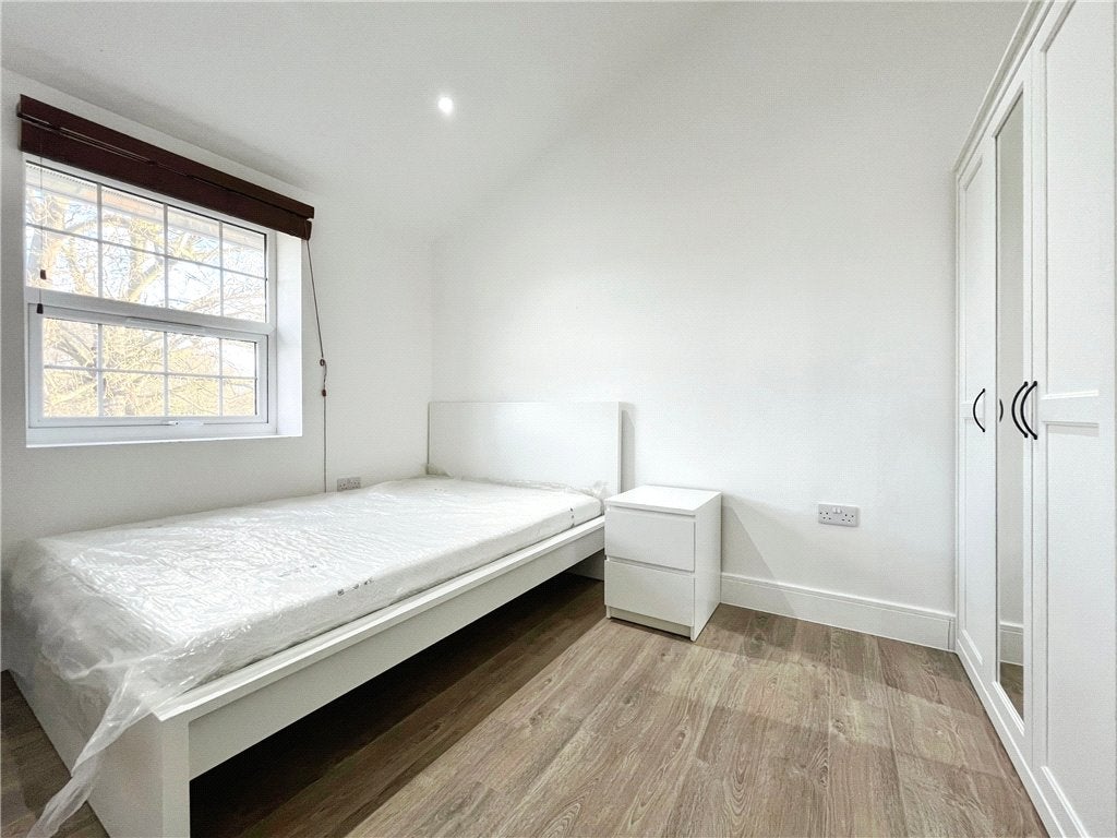 Room Hawksway in Borough of Spelthorne