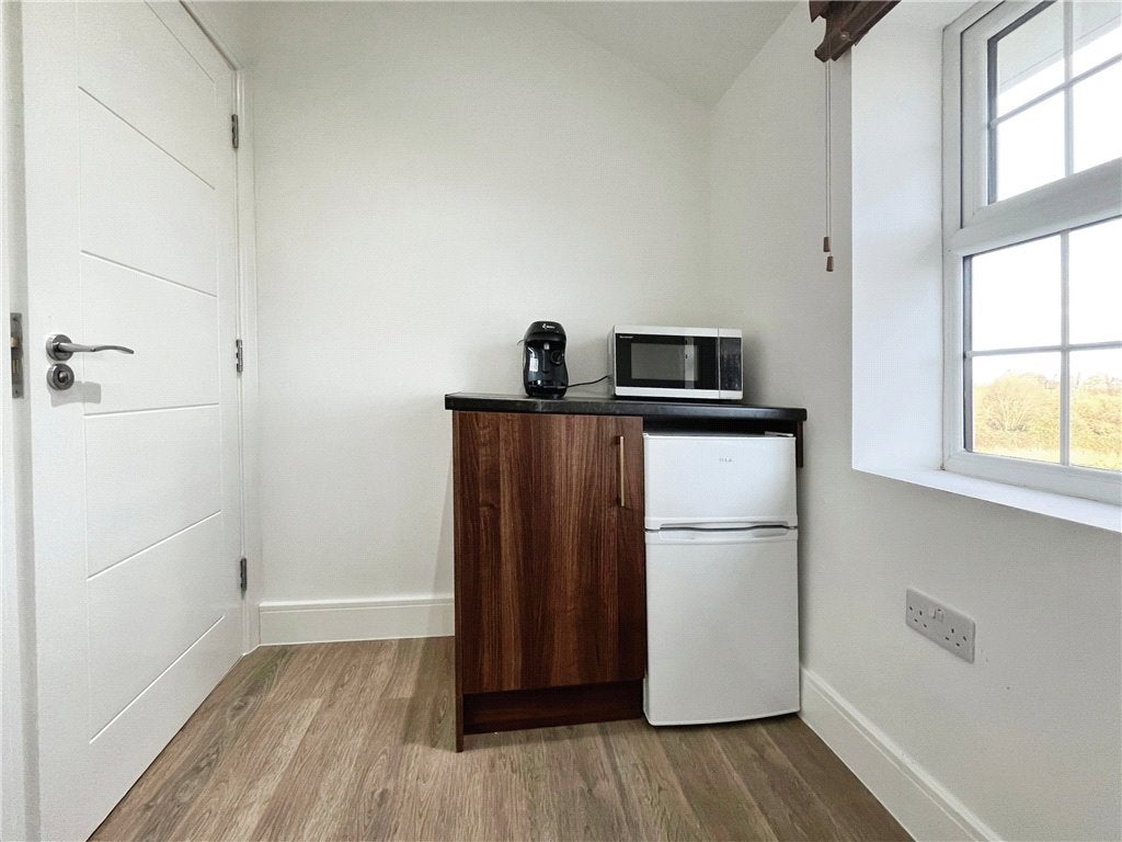 Room Hawksway in Borough of Spelthorne