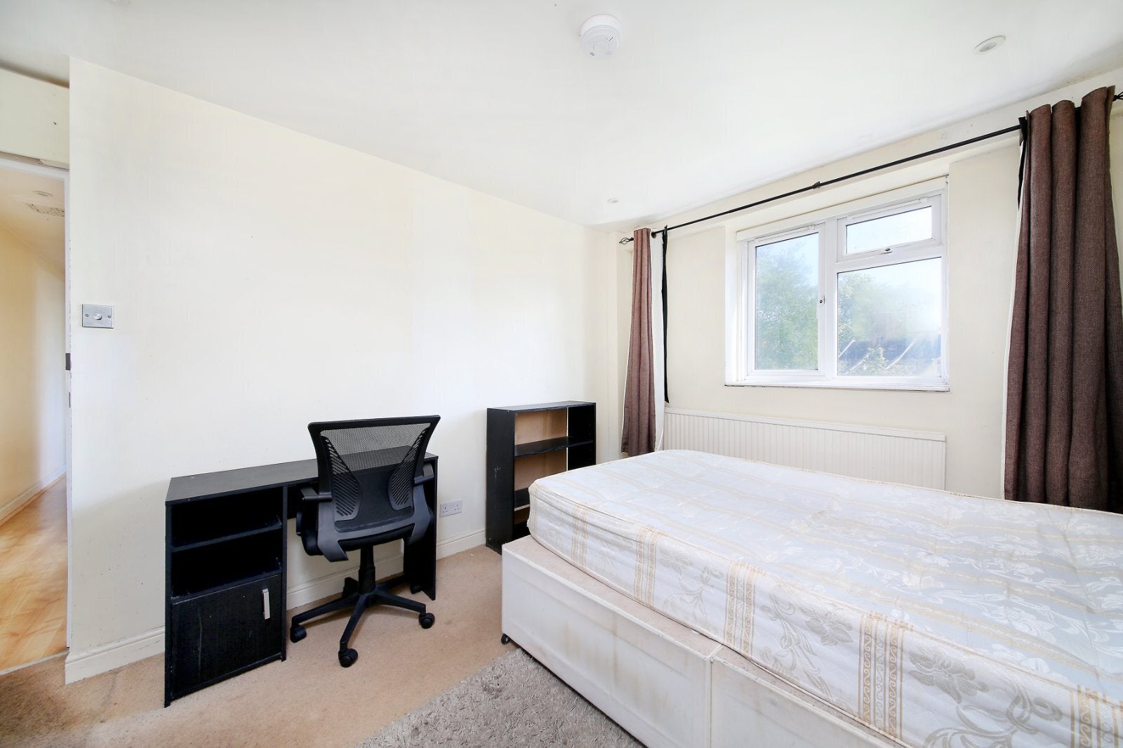 Flat Hazelhurst Road in Greater London