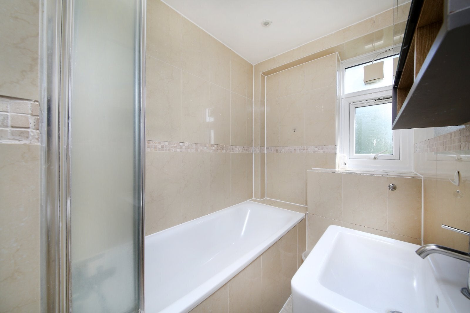 Flat Hazelhurst Road in Greater London