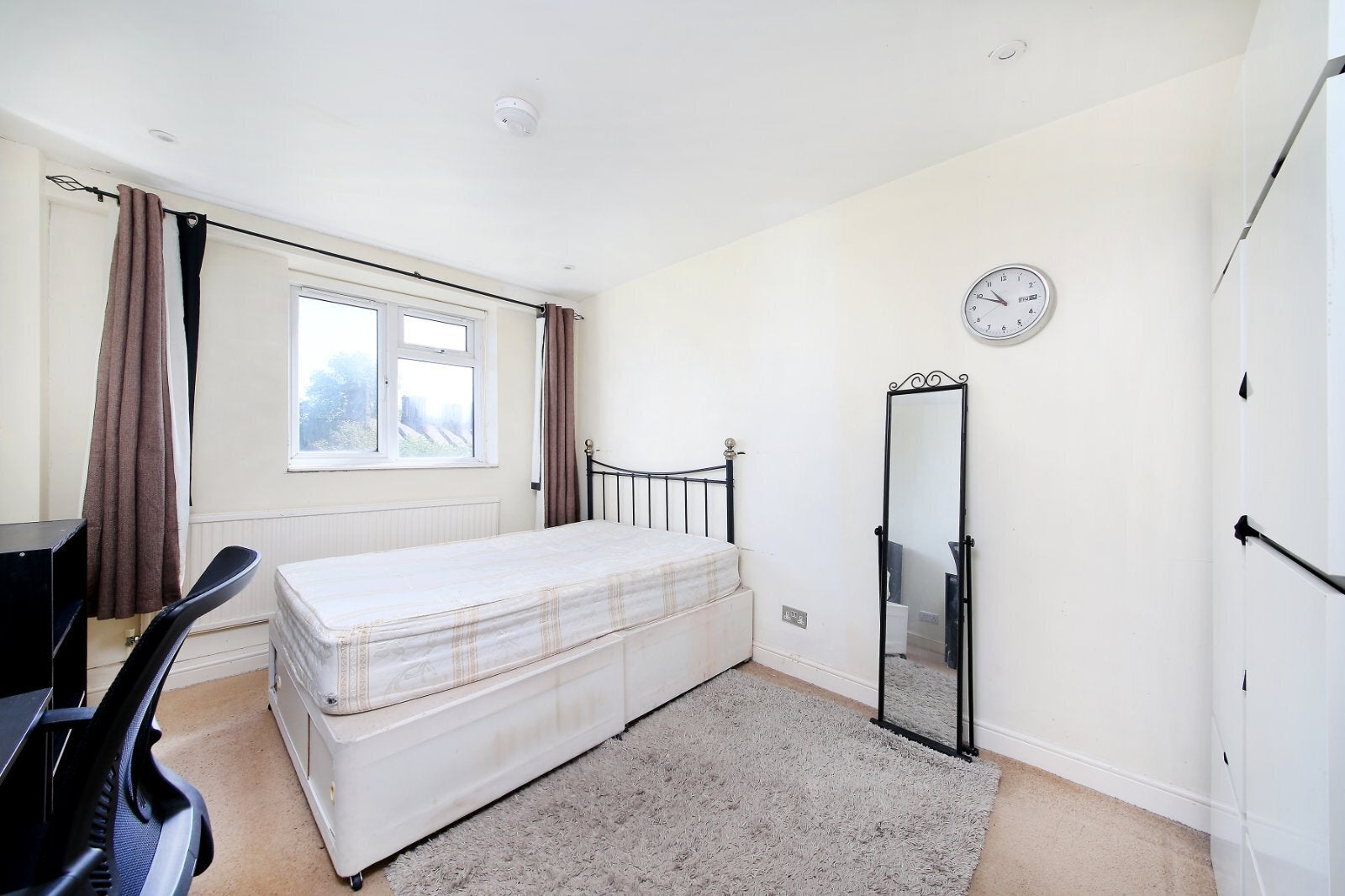 Flat Hazelhurst Road in Greater London