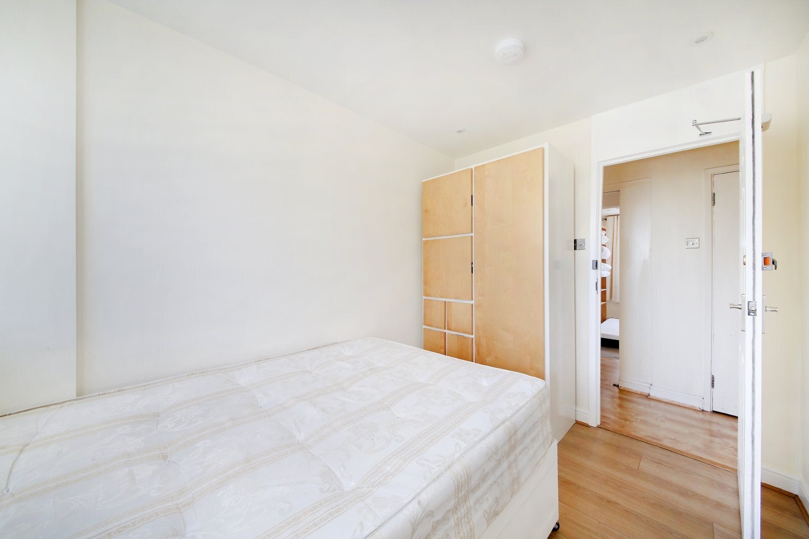 Flat Hazelhurst Road in Greater London