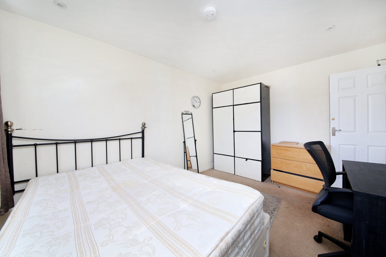 Flat Hazelhurst Road in Greater London