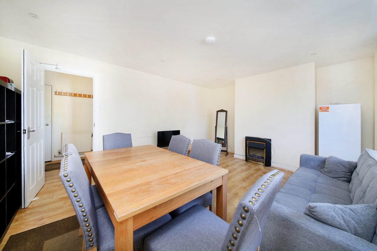 Flat Hazelhurst Road in Greater London