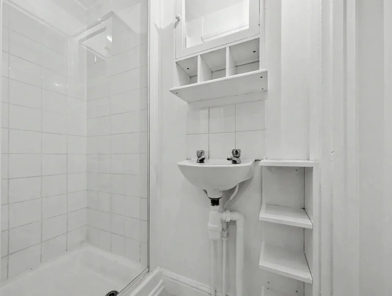 Flat Ferme Park Road in Greater London