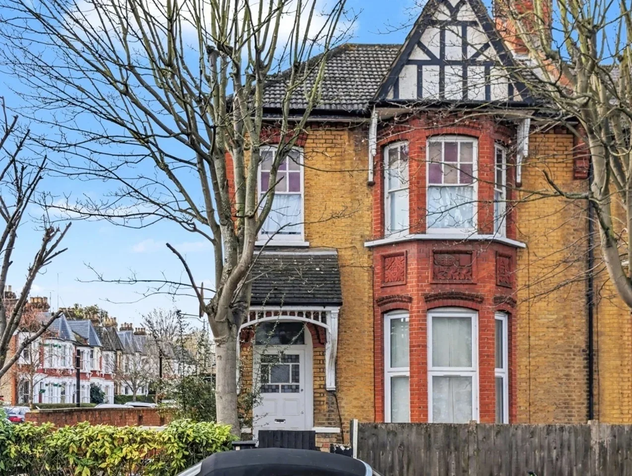 Flat Ferme Park Road in Greater London