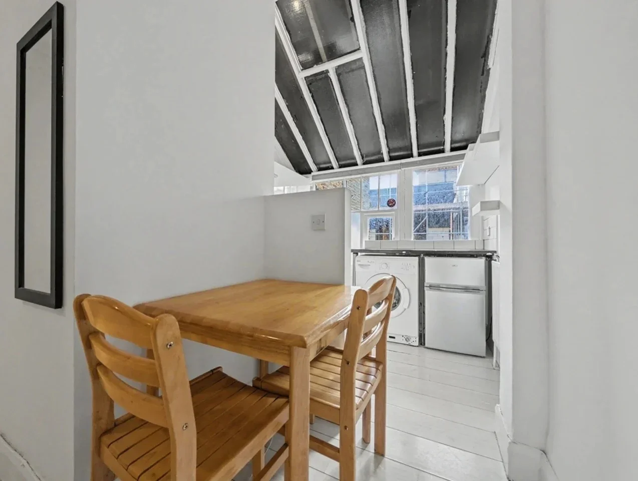 Flat Ferme Park Road in Greater London