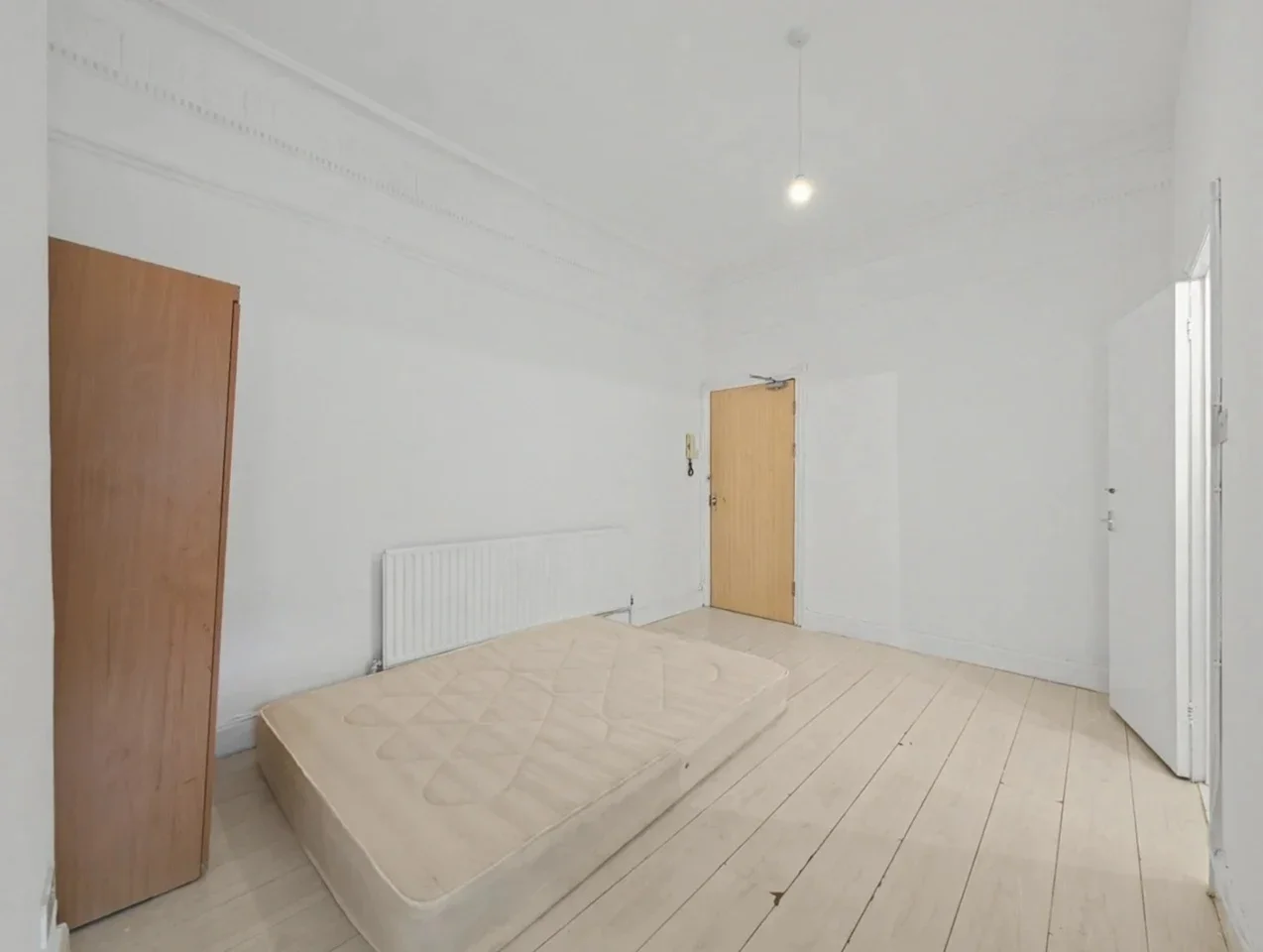 Flat Ferme Park Road in Greater London