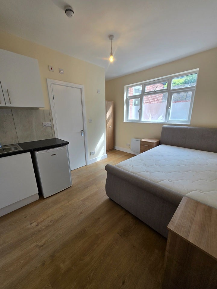 Room Hollydale Road in Greater London