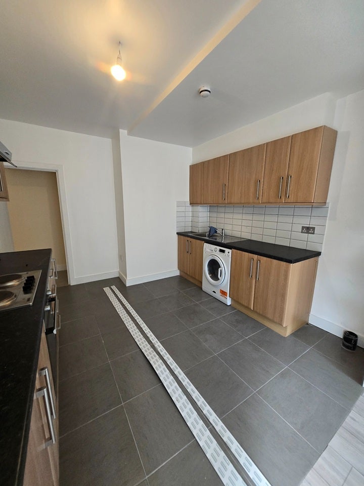 Room Hollydale Road in Greater London