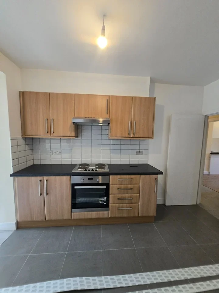 Room Hollydale Road in Greater London