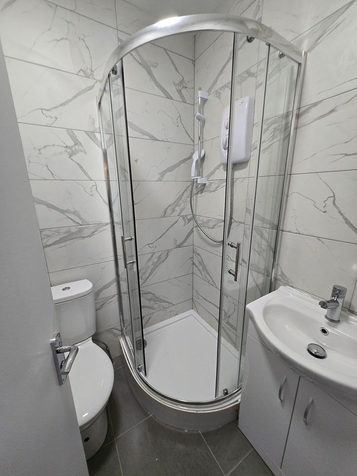Room Hollydale Road in Greater London
