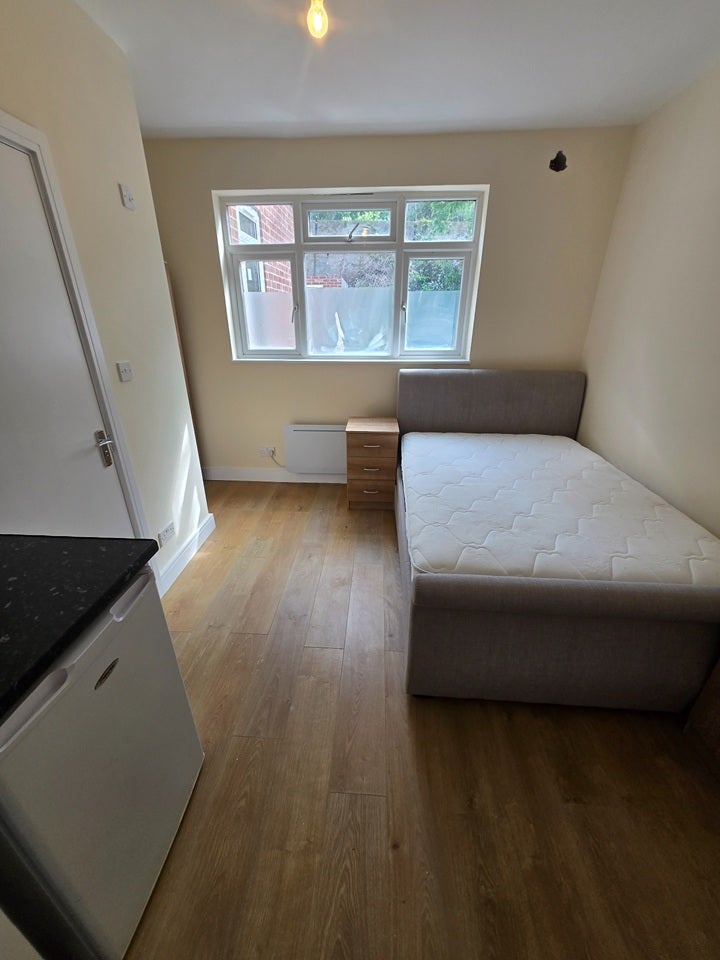 Room Hollydale Road in Greater London