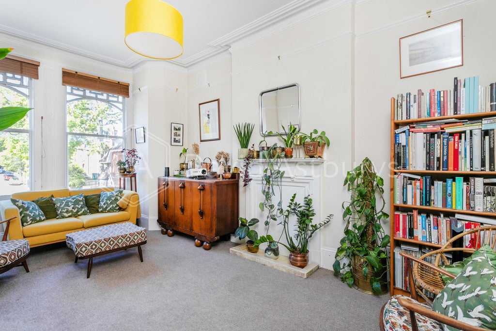 Flat Vicarage Walk in Greater London