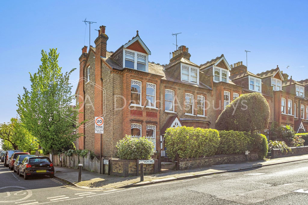 Flat Vicarage Walk in Greater London
