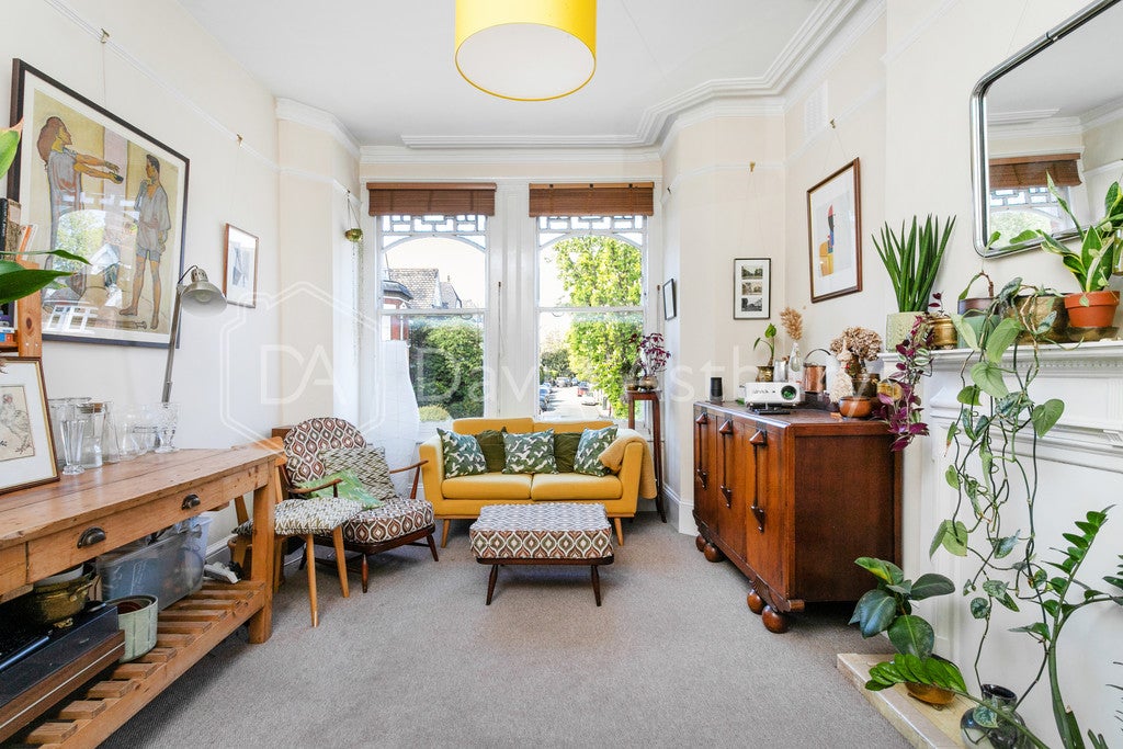 Flat Vicarage Walk in Greater London