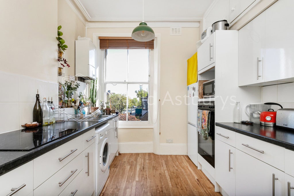 Flat Vicarage Walk in Greater London