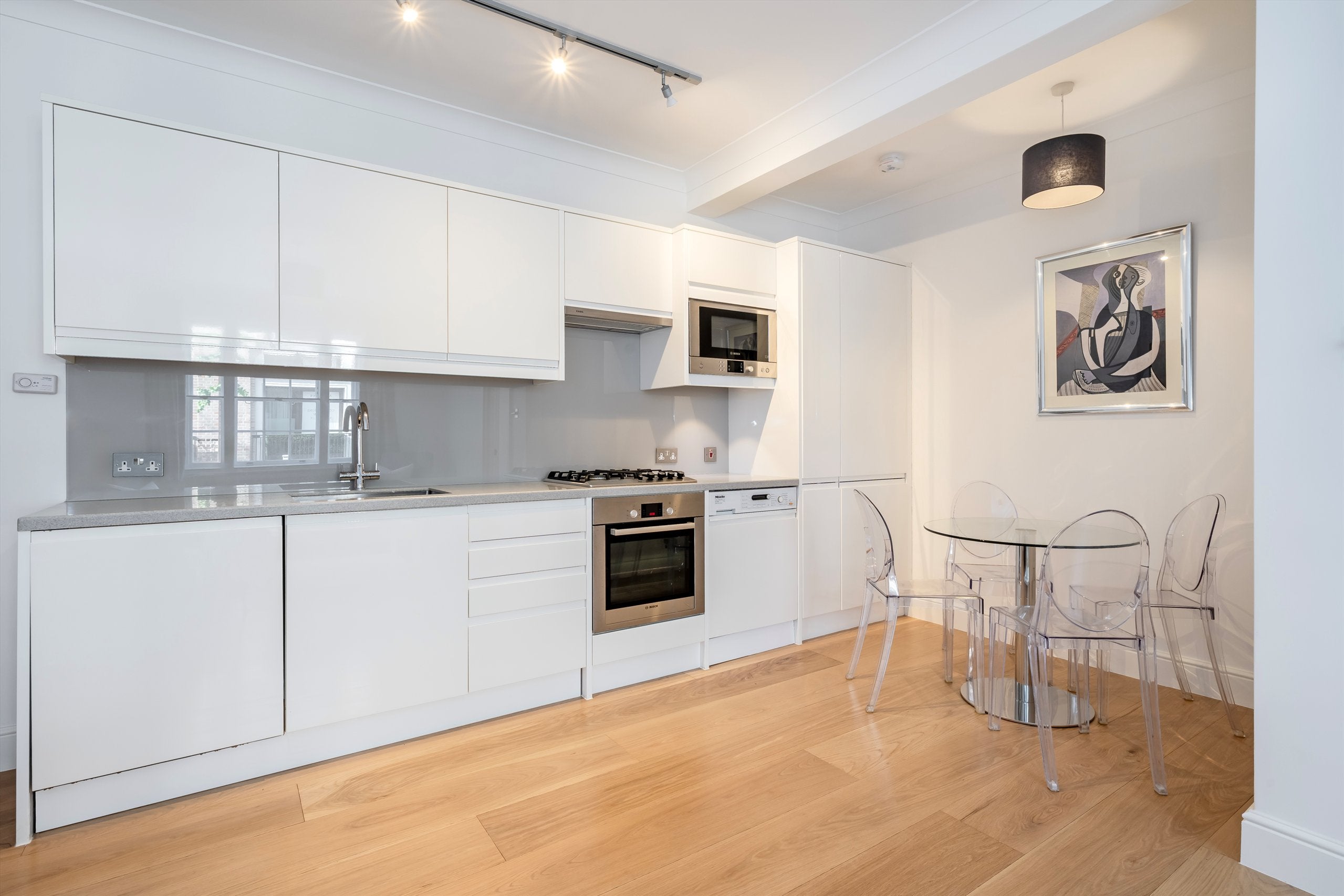 Flat Dovehouse Street in Greater London
