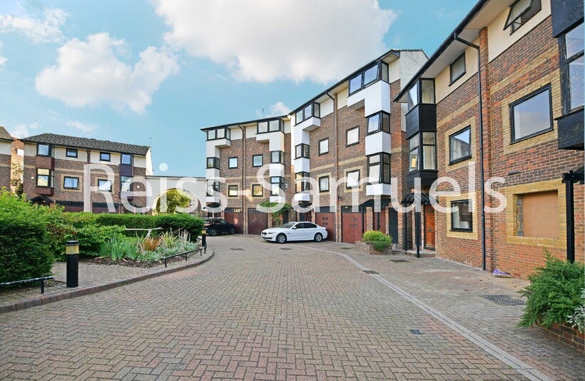House Barnfield Place in Greater London