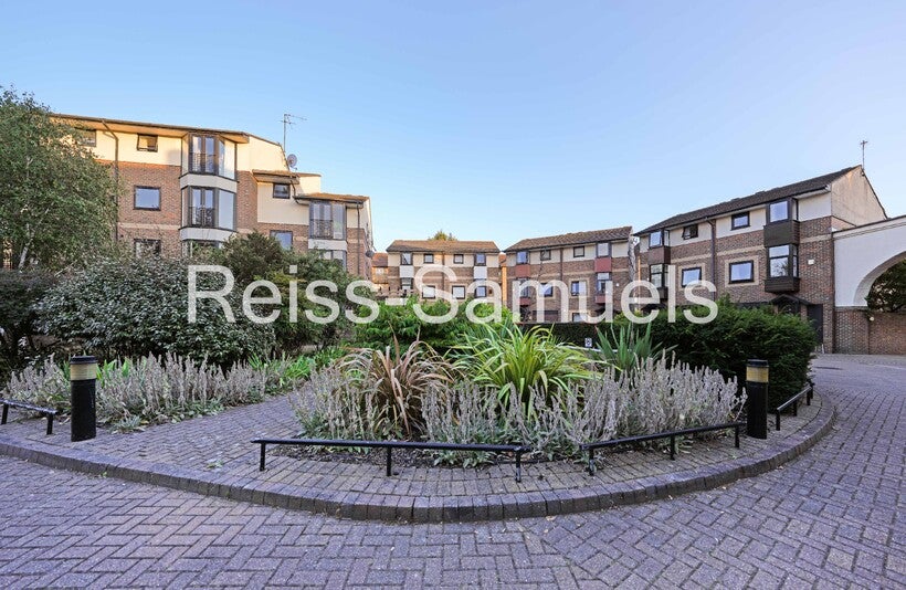 House Barnfield Place in Greater London