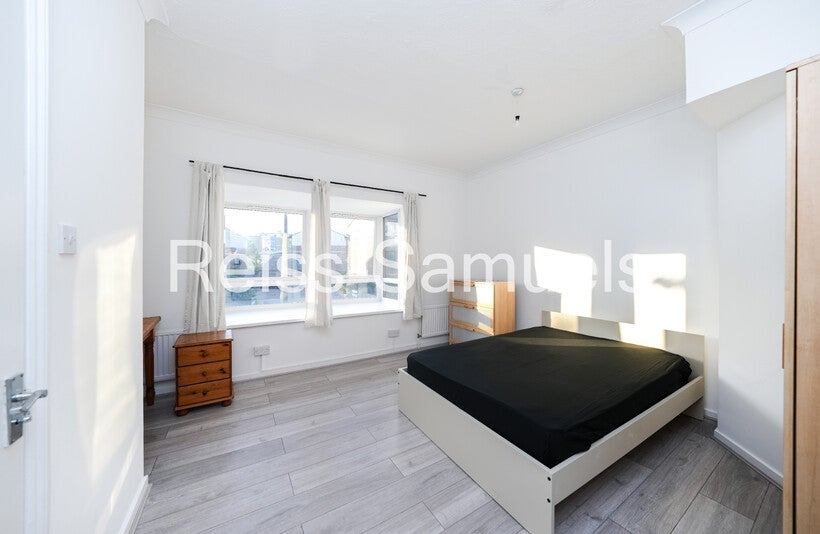 House Barnfield Place in Greater London