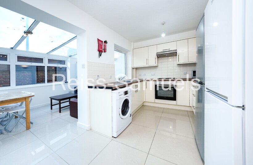 House Barnfield Place in Greater London