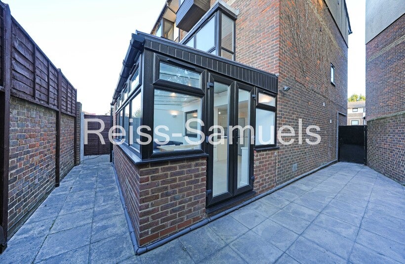 House Barnfield Place in Greater London