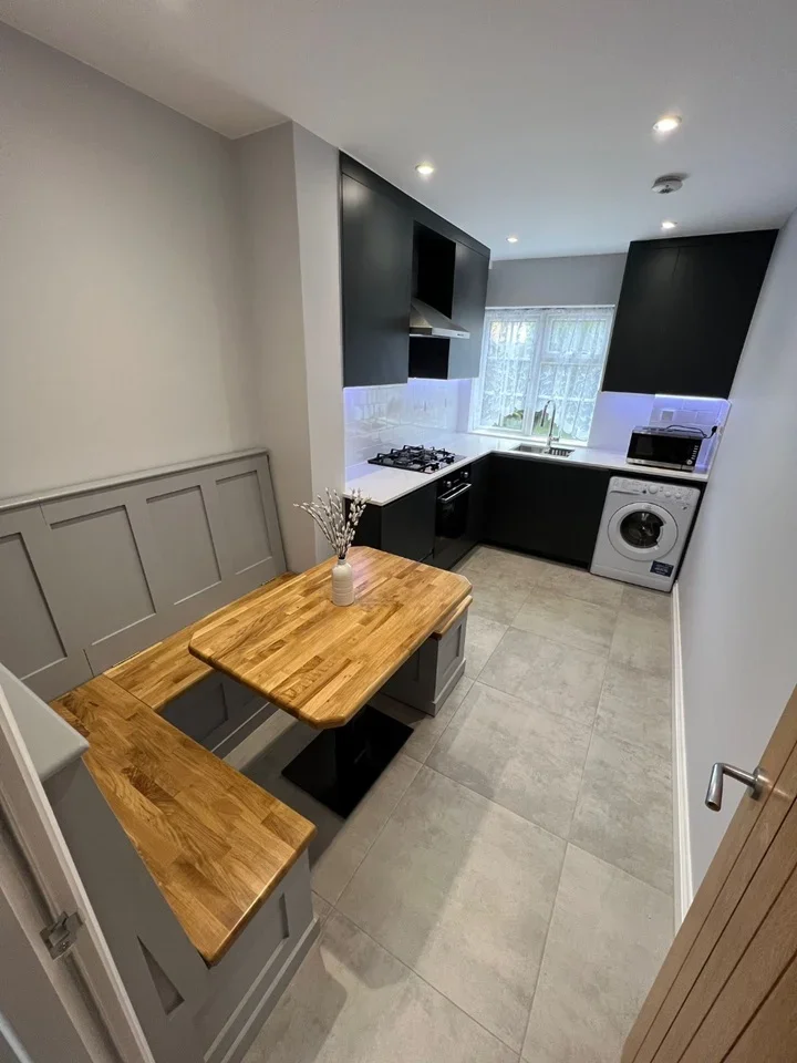 Room Oakhill Road in Greater London