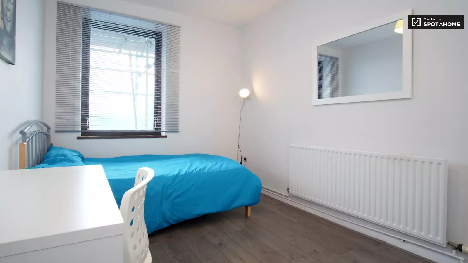 Room Coll's Road in Greater London