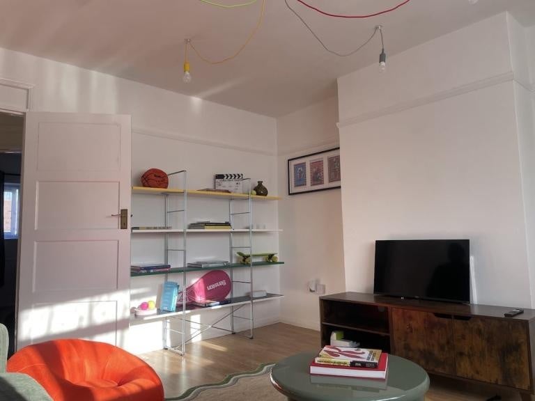 Flat Eccleston Crescent in Greater London
