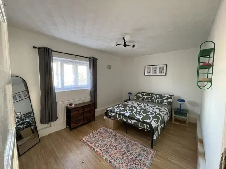Flat Eccleston Crescent in Greater London