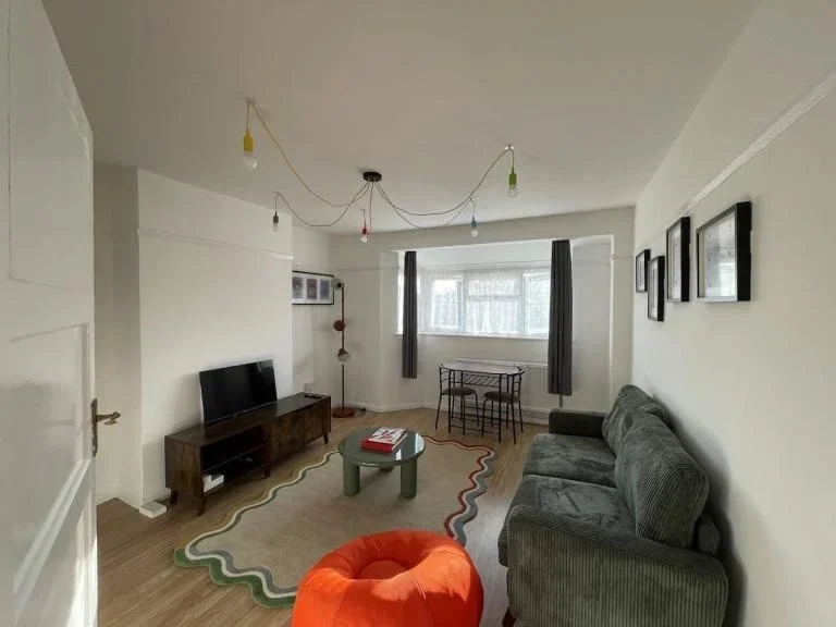 Flat Eccleston Crescent in Greater London