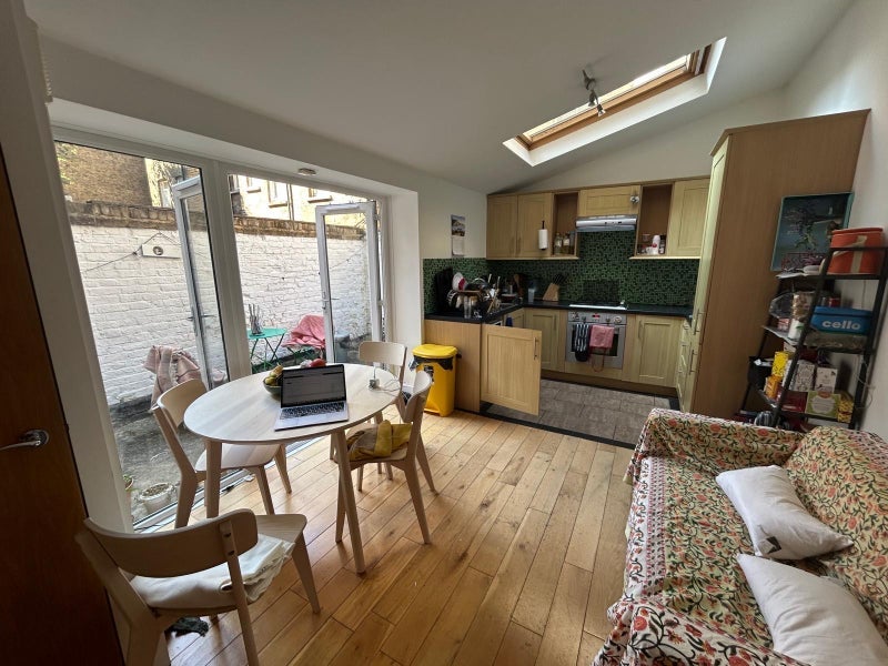 Room Leman Street in Greater London