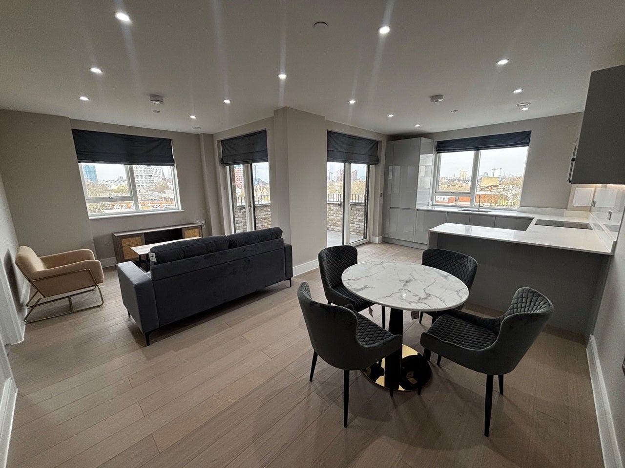 Flat Hyde Lane in Greater London