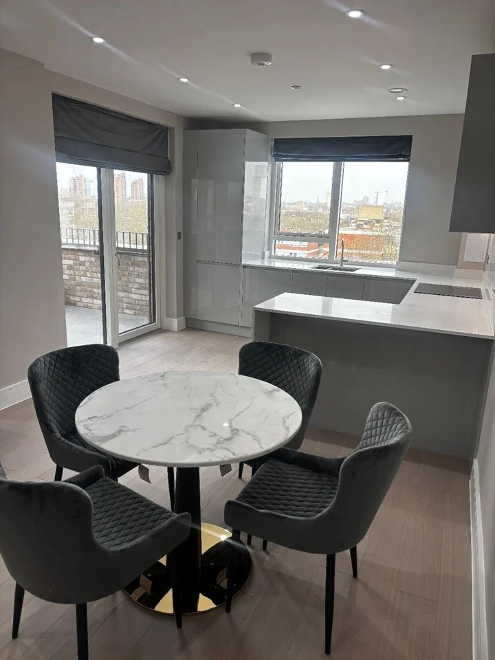 Flat Hyde Lane in Greater London
