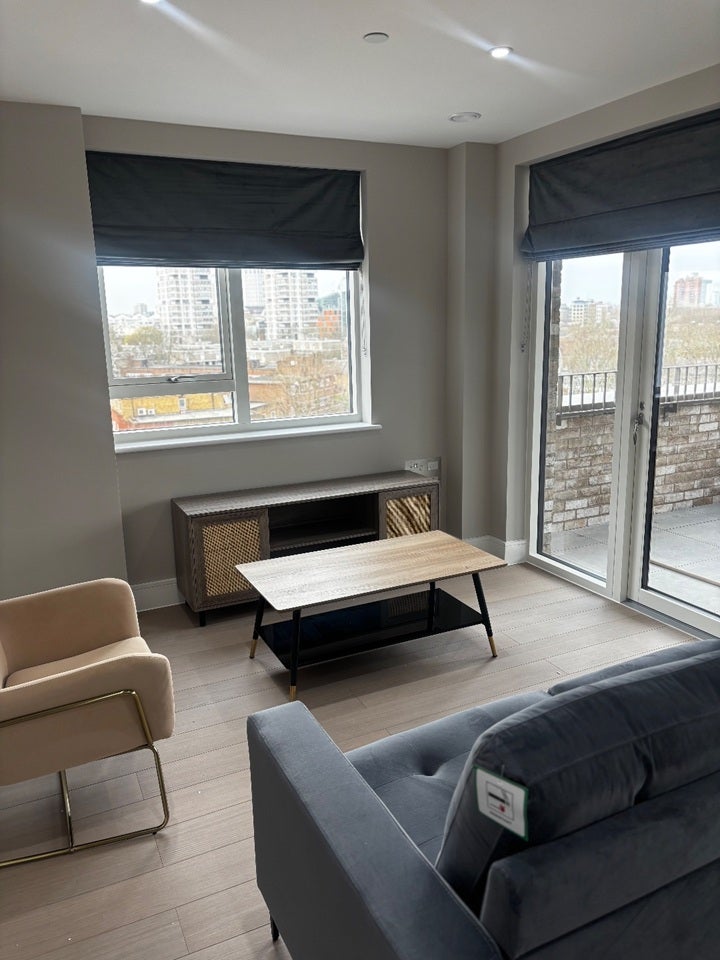 Flat Hyde Lane in Greater London