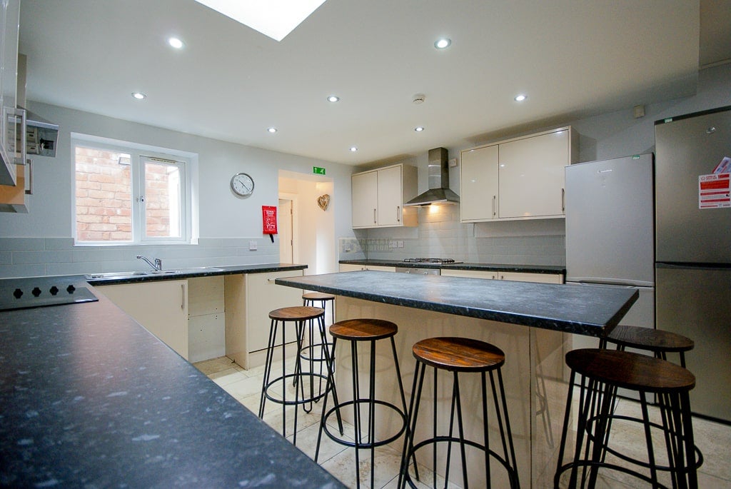 Room Teignmouth Road in Birmingham