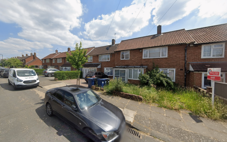 Flat Vanbrough Crescent in Greater London