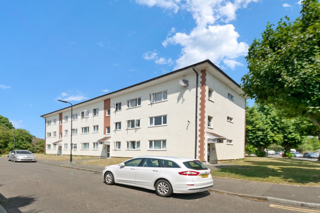 Flat Byron Way in Greater London