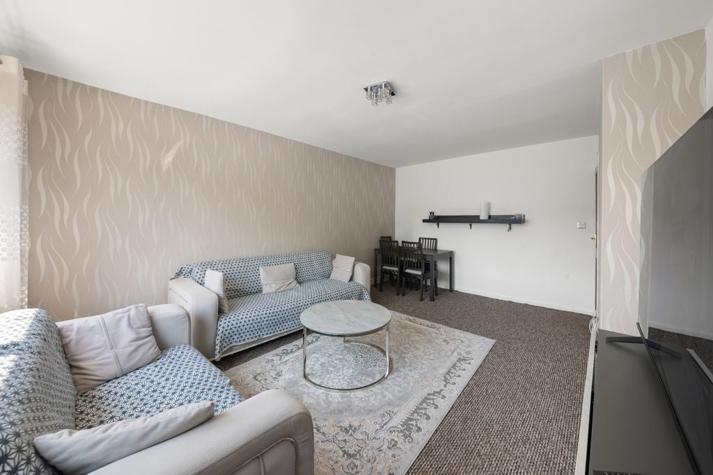 Flat Byron Way in Greater London