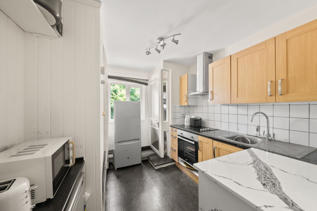 Flat Byron Way in Greater London
