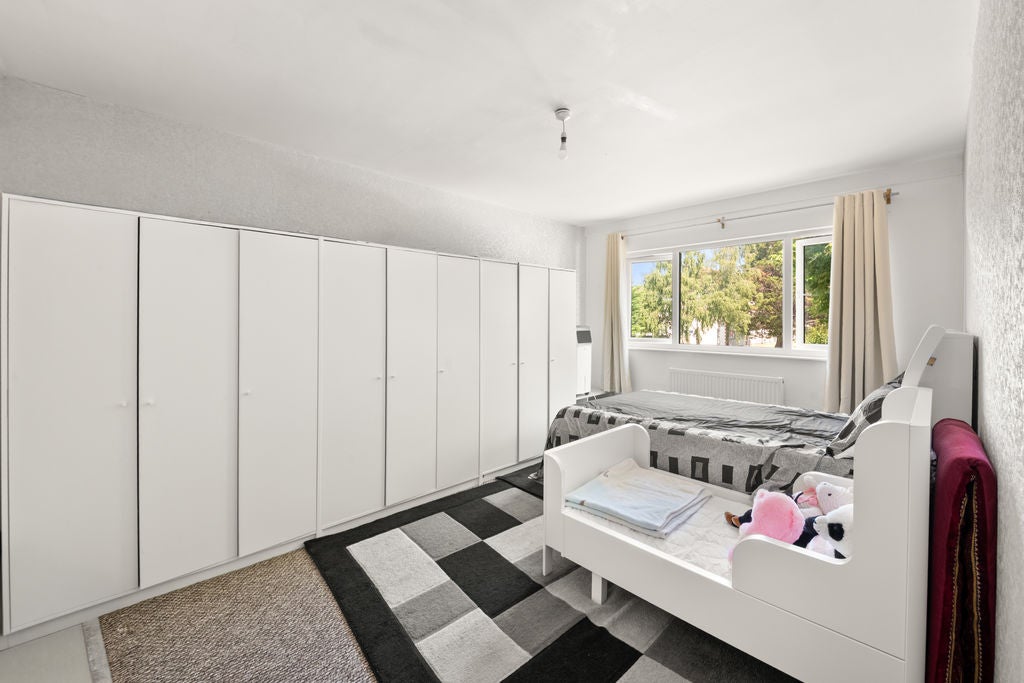 Flat Byron Way in Greater London